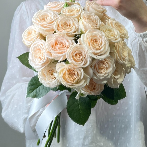 Букет невесты из кремовых кустовых роз